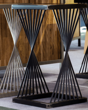Tabouret en métal noir et gris avec assise en bois