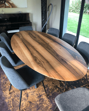 Table ovale en noyer massif avec piètement métal étoile