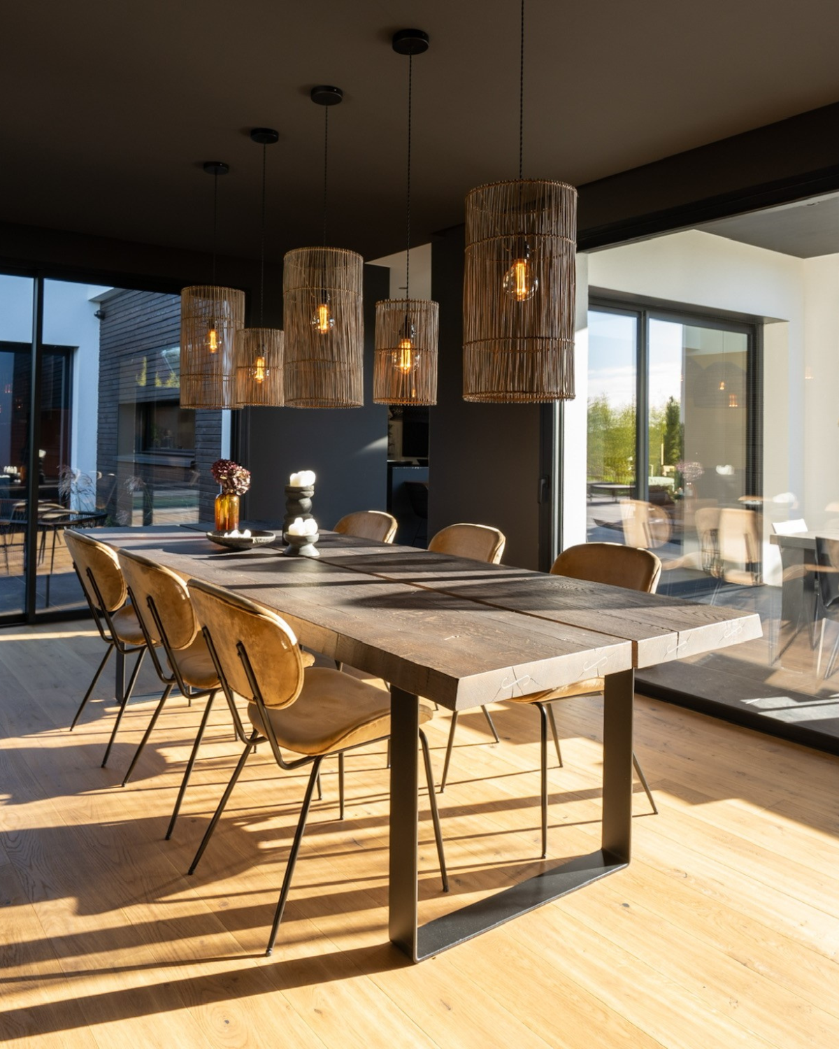 Table de salle à manger en chêne massif teinté et pied métal moderne