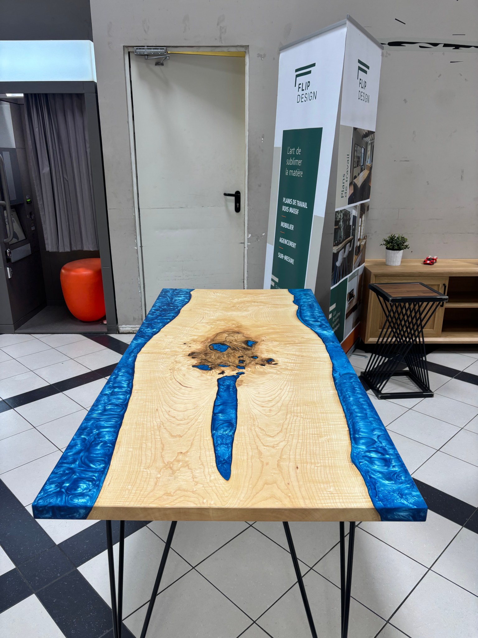 Bureau en frêne massif avec résine époxy bleue