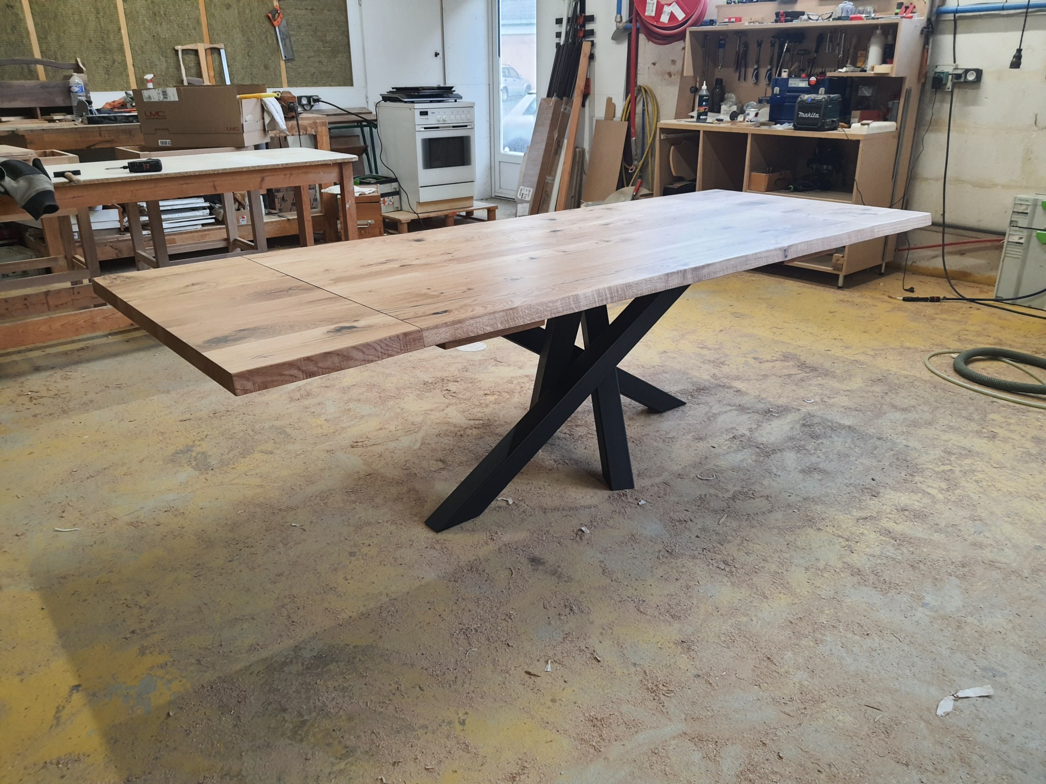 Table en bois massif avec rallonges et pied métal mikado fabriquée sur mesure en atelier