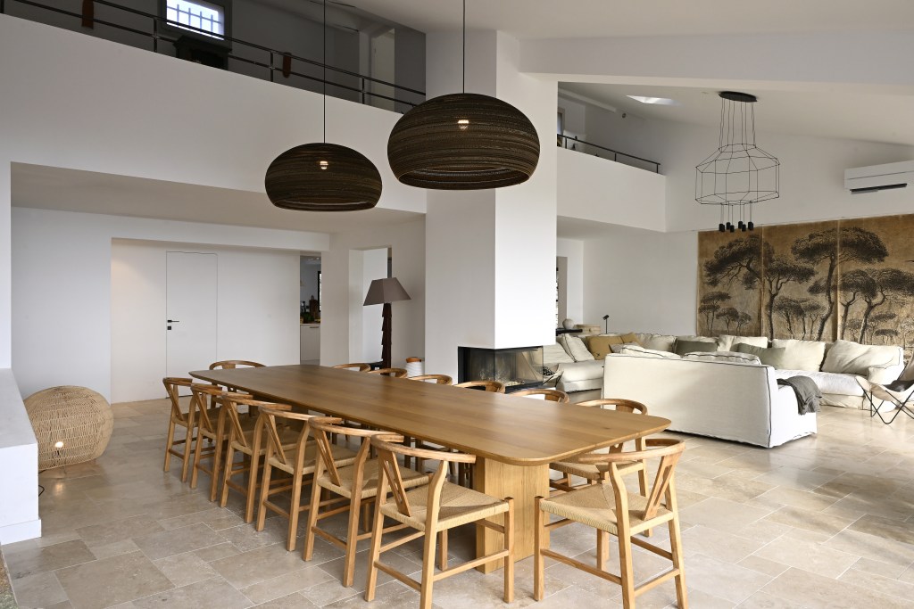 Grande table en chêne massif sur mesure dans une salle à manger contemporaine et chaleureuse