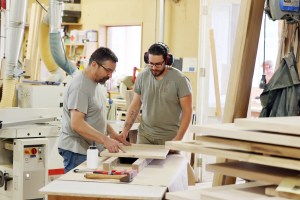 Artisan français fabriquant un meuble en bois massif sur mesure dans l'atelier Flip Design à Gaillac.