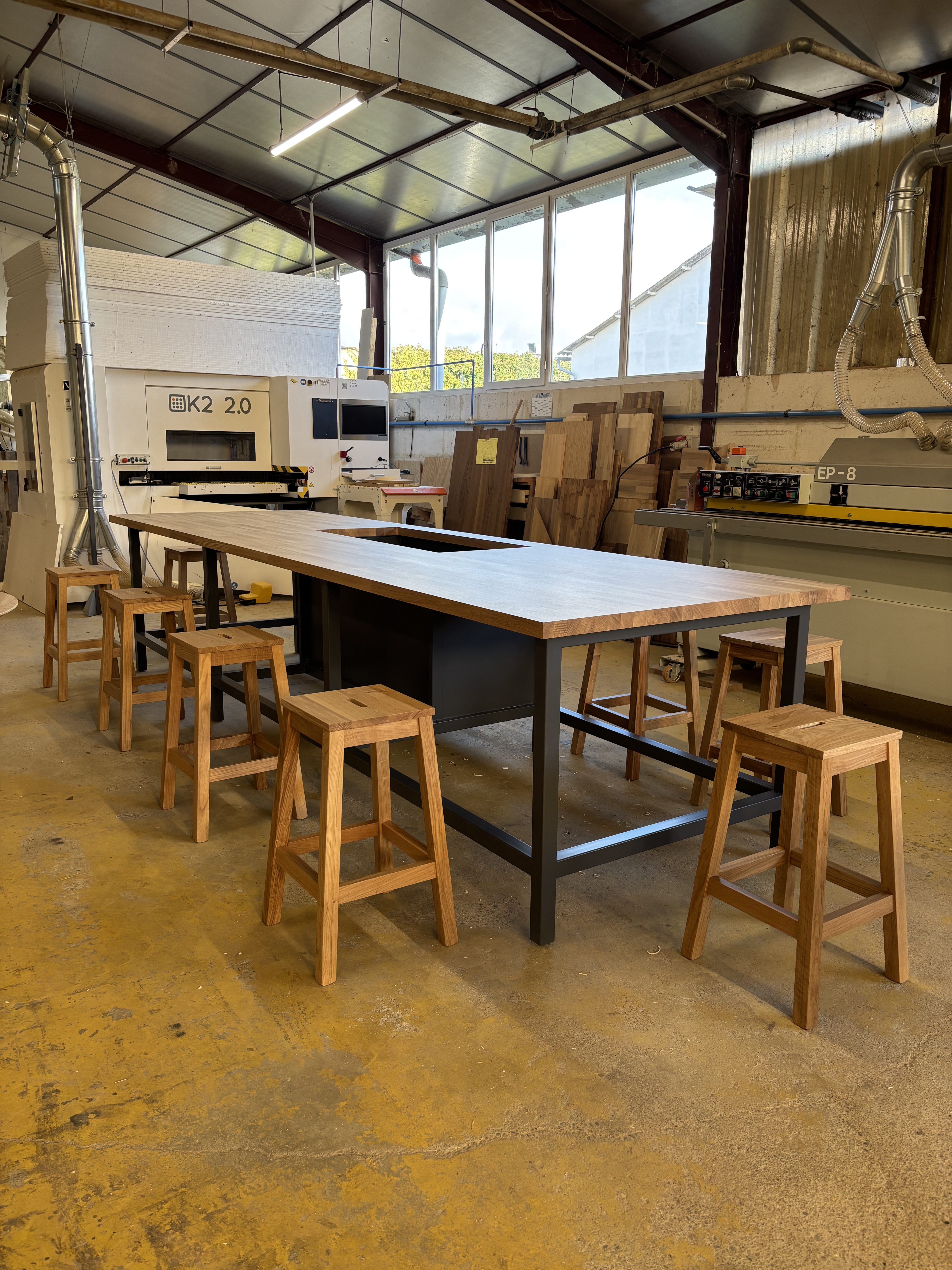 Îlot central sur mesure en chêne lamellé-collé avec structure métallique fabriqué en atelier